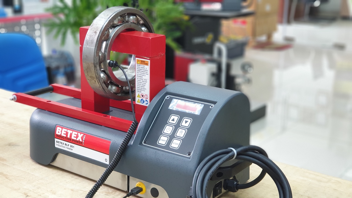 Các phím điều khiển tối giản trên máy gia nhiệt bánh răng BETEX BLF 201