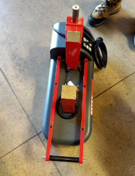 Máy gia nhiệt vòng bi BLF 202 khi được lôi ra khỏi thùng